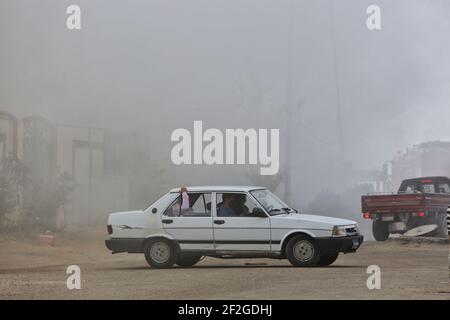 16. August 2012: Großraum Kairo, Ägypten. 11. März 2021. In der Industriezone von Obour, nördlich der ägyptischen Hauptstadt Kairo, bricht dichter Rauch auf, als in einer Bekleidungsfabrik ein Brand ausbricht. Mindestens 20 Menschen starben und 24 weitere wurden bei dem Brand im vierstöckigen Gebäude verletzt, dessen Ursache noch nicht bekannt ist. Nach Angaben der örtlichen Behörden wurden mehrere Löschfahrzeuge an den Ort geschickt, um zu verhindern, dass sich das Feuer auf benachbarte Fabriken ausbreitet.Quelle: Sayed Jaafar/IMAGESLIVE/ZUMA Wire/Alamy Live News Stockfoto