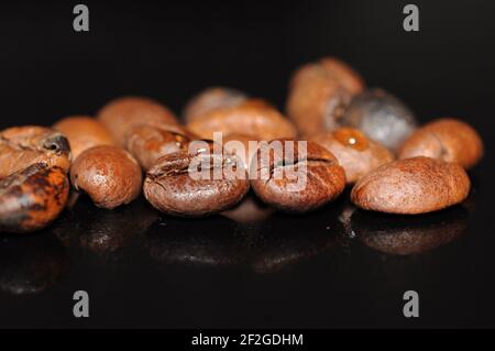 Kaffeebohnen auf schwarzem Hintergrund isoliert Stockfoto