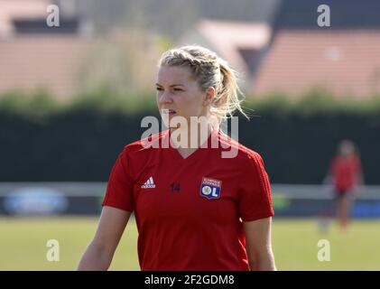Ada Hegerberg von Olympique Lyonnais erwärmt sich vor dem Fußballspiel der französischen Frauenmeisterschaft D1 zwischen dem FC Fleury 91 und Olympique Lyonnais am 31. März 2019 im Auguste Gentelet 1 Stadion in Fleury Merogis, Frankreich - Foto Antoine Massinon / A2M Sport Consulting / DPPI Stockfoto