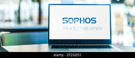 POZNAN, POL - 6. FEB 2021: Laptop-Computer mit Logo der Sophos Group, einem britischen Sicherheits-Software- und Hardware-Unternehmen Stockfoto