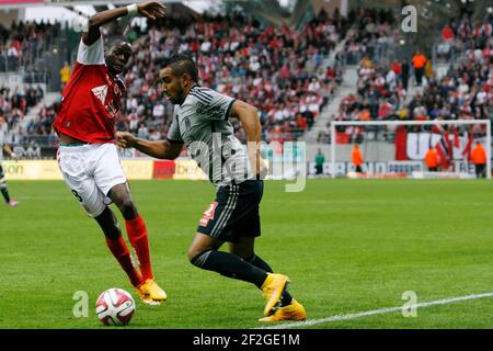 Dimitri Payet von Marseille vies mit Prinz ONIANGUE von Reims während der französischen Meisterschaft Ligue 1 Fußballspiel zwischen Stade de Reims und Olympique de Marseille, am 23. September 2014 im Auguste Delaune Stadion in Reims, Frankreich. Foto Anthony Serpe / DPPI Stockfoto