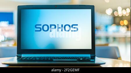 POZNAN, POL - 6. FEB 2021: Laptop-Computer mit Logo der Sophos Group, einem britischen Sicherheits-Software- und Hardware-Unternehmen Stockfoto