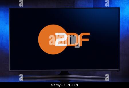 POZNAN, POL - 06. AUG 2020: Flachbildfernseher mit Logo des ZDF oder des Zweiten Deutschen Fernsehens b Stockfoto