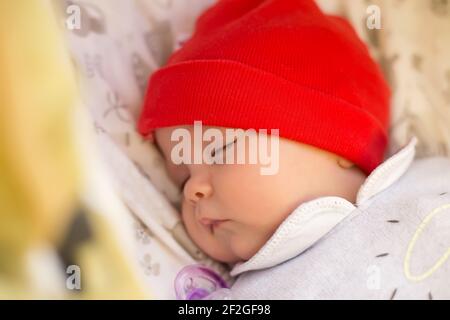 Neugeborenes Baby schläft in einem Kinderwagen. Nahaufnahme. Selektiver Fokus. Stockfoto