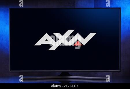 POZNAN, POL – 06. AUGUST 2020: Flachbildfernseher mit dem Logo von AXN, einem Pay-TV-Sender von Sony Pictures Television Stockfoto