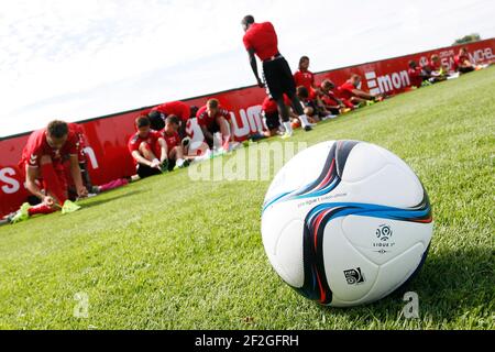 Offizielle Adidas Pro Ligue 1 Ball während des Stade de Reims erste Trainingseinheit der Saison 2015-2016 am 29. Juni 2015 im Louis Bleriot Trainingszentrum in Reims, Frankreich. Foto Anthony Serpe / DPPI Stockfoto