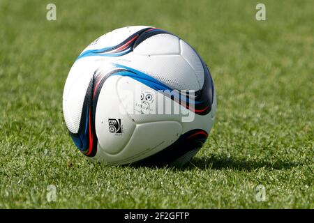 Offizielle Adidas Pro Ligue 1 Ball während des Stade de Reims erste Trainingseinheit der Saison 2015-2016 am 29. Juni 2015 im Louis Bleriot Trainingszentrum in Reims, Frankreich. Foto Anthony Serpe / DPPI Stockfoto