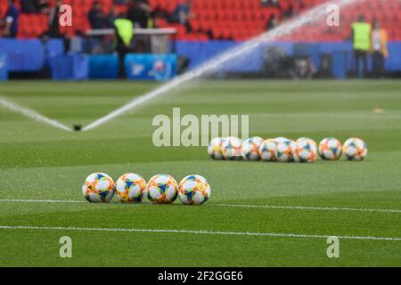 Der offizielle Ball des Wettbewerbs während der FIFA Frauen-Weltmeisterschaft Frankreich 2019, Gruppe B Fußballspiel zwischen Südafrika und China PR am 13. Juni 2019 im Parc des Princes Stadion in Paris, Frankreich - Foto Antoine Massinon / A2M Sport Consulting / DPPI Stockfoto