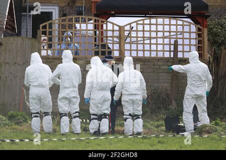 Forensische Offiziere führen eine Suche hinter einem Haus in Freemens Way in Deal, Kent, in der Nähe, wo ein Polizist während der Jagd auf die vermisste Frau Sarah Everard verhaftet wurde. Die Met Police hat am Mittwoch bekannt gegeben, dass der diplomatische Schutzbeauftragte wegen des Verschwindens von Sarah Everard wegen Mordverdachts verhaftet wurde. Bilddatum: Freitag, 12. März 2021. Stockfoto