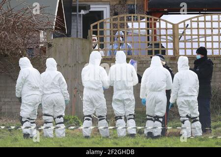 Forensische Offiziere führen eine Suche hinter einem Haus in Freemens Way in Deal, Kent, in der Nähe, wo ein Polizist während der Jagd auf die vermisste Frau Sarah Everard verhaftet wurde. Die Met Police hat am Mittwoch bekannt gegeben, dass der diplomatische Schutzbeauftragte wegen des Verschwindens von Sarah Everard wegen Mordverdachts verhaftet wurde. Bilddatum: Freitag, 12. März 2021. Stockfoto