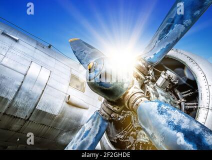 Propeller eines historischen Flugzeuges gegen die Sonne Stockfoto