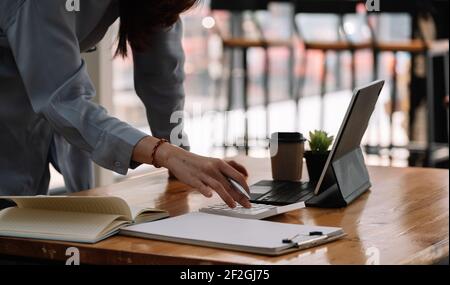 Geschäftsfrau arbeitet am Schreibtisch Büro mit einem Rechner, um die Zahlen zu berechnen, Finanzen Rechnungslegung Konzept. Stockfoto