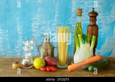 Mediterrane Ernährung, Nudelgericht mit Fenchel, Zitrone und Gemüse, vegetarische Lebensmittel, gesunde Ernährung Konzept Stockfoto