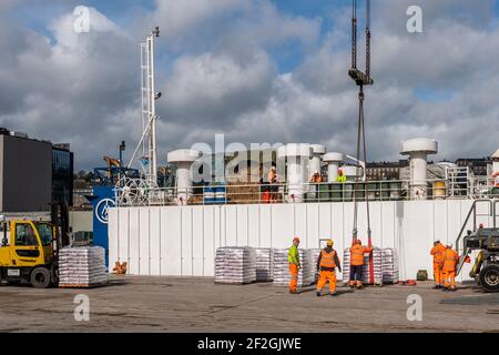 Cork, Irland. März 2021, 12th. Das Viehtransportschiff 'Finola M' wird am Kennedy Quay, Port of Cork, mit Futter beladen, bevor morgen Rinder für den Export verladen werden. Quelle: AG News/Alamy Live News Stockfoto