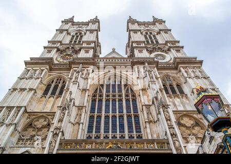 Blick auf die Fassade der Westminster Abbey in London, England Stockfoto