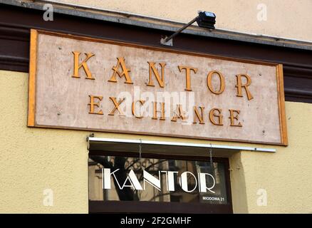 Krakau. Krakau. Polen. An der Fassade ist ein Schild mit Geldwechselservice angebracht. Stockfoto