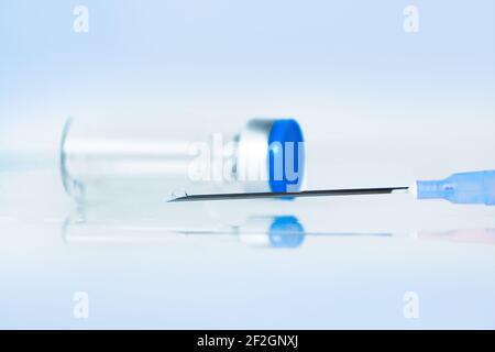 Spritze auf weißem Hintergrund mit weißem Hintergrund Stockfoto