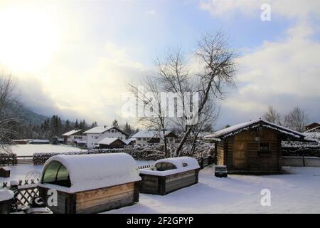 Morgenstimmung in Wallgau, Hochbetten im Winter Stockfoto