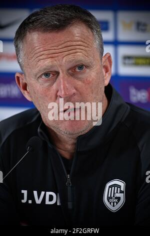 Genks Cheftrainer John van den Brom im Bild während einer Pressekonferenz des belgischen Fußballteams KRC Genk, Freitag, 12. März 2021 in Genk, über die se Stockfoto