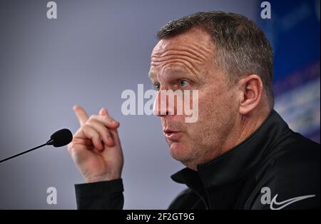 Genks Cheftrainer John van den Brom im Bild während einer Pressekonferenz des belgischen Fußballteams KRC Genk, Freitag, 12. März 2021 in Genk, über die se Stockfoto