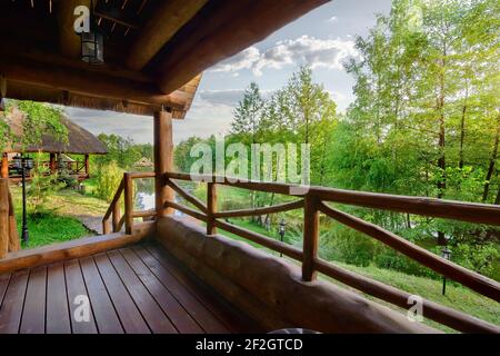 Holzhaus mit Terrasse im Wald Stockfoto