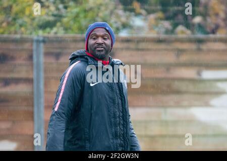 Bernard Mendy, Cheftrainer von Paris Saint-Germain, reagiert während der Paris Saint-Germain Trainings- und Pressekonferenz am 15. November 2019 im CSLBF in Bougival, Frankreich - Foto Melanie Laurent / A2M Sport Consulting / DPPI Stockfoto