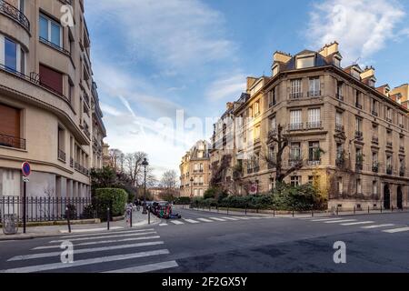 Paris, Frankreich - 19. Februar 2021: Wunderschöne Gebäude und typische pariser Fassaden im Pariser Viertel 8th in der Nähe des Parc Monceau Stockfoto