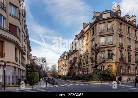 Paris, Frankreich - 19. Februar 2021: Wunderschöne Gebäude und typische pariser Fassaden im Pariser Viertel 8th in der Nähe des Parc Monceau Stockfoto