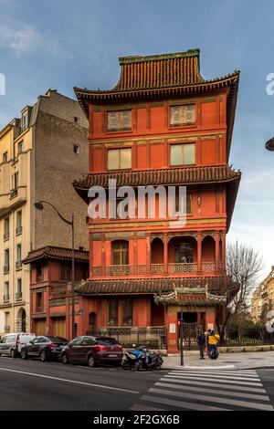 Paris, Frankreich - 19. Februar 2021: Die Pariser Pagode ist ein ungewöhnliches Gebäude der Plaine Monceau, die 1926 von Ching Tsai Loo als Kulturstätte in Auftrag gegeben wurde Stockfoto