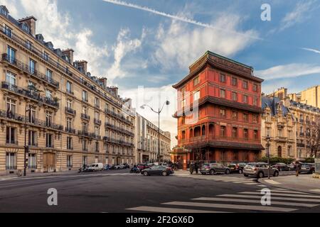 Paris, Frankreich - 19. Februar 2021: Die Pariser Pagode ist ein ungewöhnliches Gebäude der Plaine Monceau, die 1926 von Ching Tsai Loo als Kulturstätte in Auftrag gegeben wurde Stockfoto