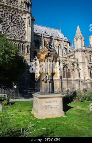 Papst Johannes Paul II Statue an der Seite der Kirche Notre Dame von Paris, Frankreich. Stockfoto