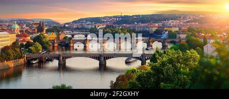 Übersicht der Prager Altstadt mit der Karlsbrücke bei Sonnenuntergang Stockfoto