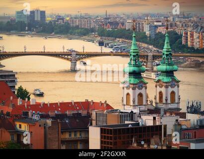 Margaret Brücke und St. Anna Kirche in Budapest bei Sonnenuntergang, Ungarn Stockfoto
