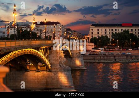 Beleuchtete Margaret Brücke über die Donau in Budapest Stockfoto