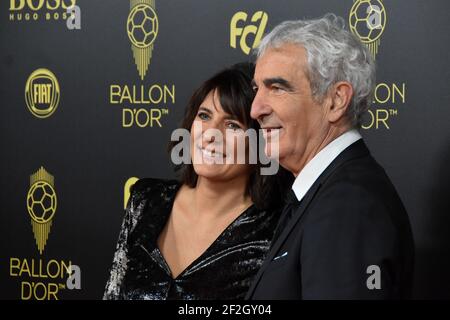 Estelle Denis französischer Fernsehmoderator und Raymond Domenech ehemaliger Cheftrainer Frankreichs während der roten Teppich-Zeremonie des Ballon d'Or France Football 2019 am 2. Dezember 2019 im Chatelet Theater in Paris, Frankreich - Foto Antoine Massinon / A2M Sport Consulting / DPPI Stockfoto