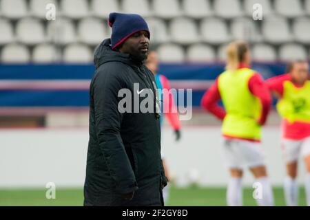 Bernard Mendy Cheftrainerassistent vor der französischen Frauenmeisterschaft D1 Arkema Fußballspiel zwischen Paris Saint-Germain und Montpellier HSC am 7. Dezember 2019 im Jean Bouin Stadion in Paris, Frankreich - Foto Antoine Massinon / A2M Sport Consulting / DPPI Stockfoto