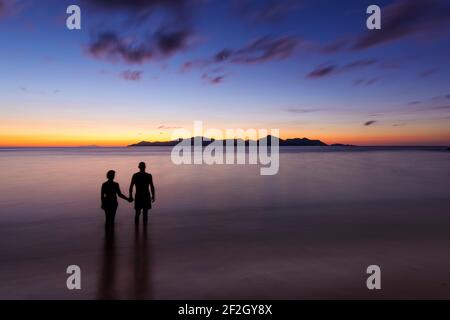 Geographie / Reise, Seychellen, La Digue, Paar, das den Sonnenuntergang über der Praslin Insel von La aus betrachtet, Additional-Rights-Clearance-Info-not-available Stockfoto