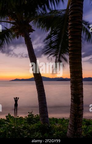 Geographie / Reise, Seychellen, La Digue, Person, die den Sonnenuntergang über der Praslin Insel von La aus betrachtet, Additional-Rights-Clearance-Info-not-available Stockfoto