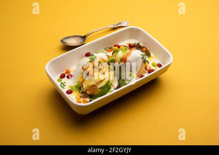 Dahi vada oder bhalla ist eine Art von Chaat aus dem indischen und beliebt in ganz Südasien. Es wird durch Einweichen vadas in dicken Dahi or vorbereitet Stockfoto