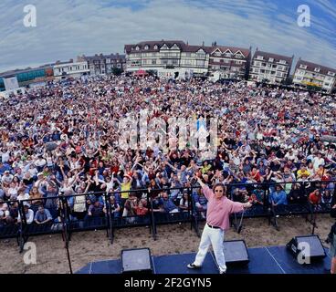 Großes Publikum bei einer Radio 1 Roadshow präsentiert von Simon Mayo. Skegness, Lincolnshire, England, Großbritannien. 29th. Juli 1996 Stockfoto