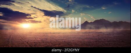 Blick auf Wüste mit Bergen auf Surise, Ägypten Stockfoto