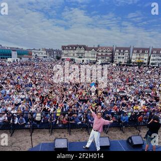 Großes Publikum bei einer Radio 1 Roadshow präsentiert von Simon Mayo. Skegness, Lincolnshire, England, Großbritannien. 29th. Juli 1996 Stockfoto