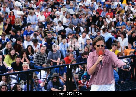 Großes Publikum bei einer Radio 1 Roadshow präsentiert von Simon Mayo. Skegness, Lincolnshire, England, Großbritannien. 29th. Juli 1996 Stockfoto