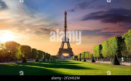 Bewölkt Sonnenaufgang und Eiffelturm auf Chaps de Mars in Paris, Frankreich Stockfoto