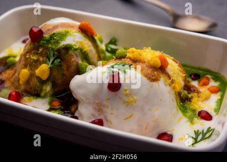 Dahi vada oder bhalla ist eine Art von Chaat aus dem indischen und beliebt in ganz Südasien. Es wird durch Einweichen vadas in dicken Dahi or vorbereitet Stockfoto