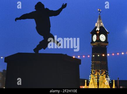 Clock Tower und die Jolly Fischer-Statue in der Nacht. Skegness. Lincolnshire. England. UK Stockfoto