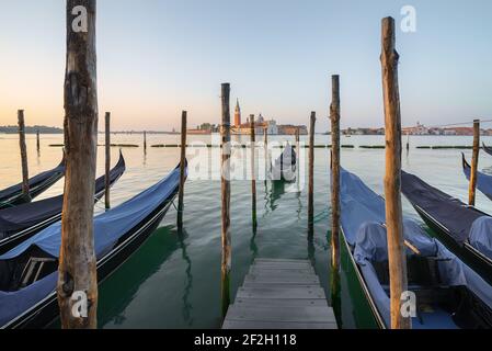 Gondeln günstig in der Nähe der Pier, mit Blick auf den San Giorgio Maggiore, Venedig Stockfoto