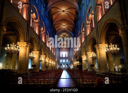 PARIS, Frankreich, 24. AUGUST 2016: Innenraum der alten Kathedrale Notre Dame de Paris, Frankreich Stockfoto