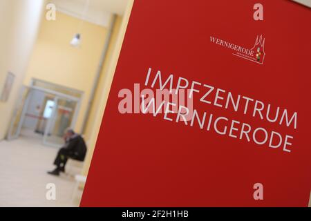 Wernigerode, Deutschland. März 2021, 12th. Im regionalen Impfzentrum wartet ein Mann auf seine Corona-Impfung. Ab heute werden Lehrer und Pädagogen in Wernigerode geimpft. Quelle: Matthias Bein/dpa-Zentralbild/ZB/dpa/Alamy Live News Stockfoto