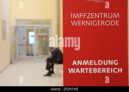 Wernigerode, Deutschland. März 2021, 12th. Im regionalen Impfzentrum wartet ein Mann auf seine Corona-Impfung. Ab heute werden Lehrer und Pädagogen in Wernigerode geimpft. Quelle: Matthias Bein/dpa-Zentralbild/ZB/dpa/Alamy Live News Stockfoto